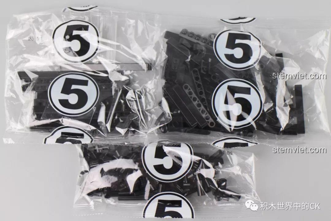 Các túi chi tiết số 5 của bộ xếp hình Mô hình Mercedes G-Class 6x6, dùng để lắp các cửa và khung xe.