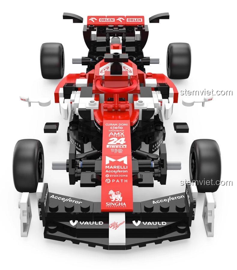 Bộ lắp ráp Rastar 92300 xe đua F1 Alfa Romeo C42, góc nhìn bên hông, thể hiện lốp xe P ZERO PIRELLI được in sắc nét.