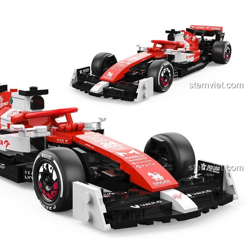 Bộ xếp hình Alfa Romeo F1 Team ORLEN C42 92300 với các chi tiết dán decal của các nhà tài trợ như Pirelli, Orlen, Singha, mang lại vẻ ngoài chân thực.
