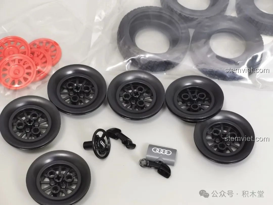 Các bộ phận bánh xe, lốp, gương chiếu hậu và vô lăng đúc khuôn riêng biệt của RASTAR 92700 Audi RS Q e-tron, tăng tính chân thực.