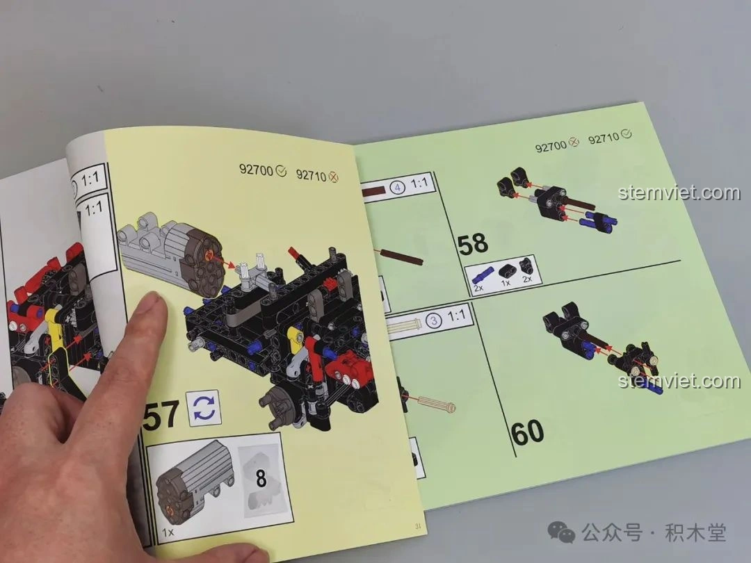 Bước lắp ráp trục và hệ thống truyền động trong sách hướng dẫn RASTAR 92700 Audi RS Q e-tron, minh họa rõ ràng.