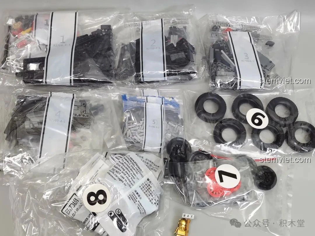 Các túi mảnh ghép được đánh số cẩn thận của bộ lắp ghép RASTAR 92700 Audi RS Q e-tron, giúp quá trình lắp ráp dễ dàng hơn.