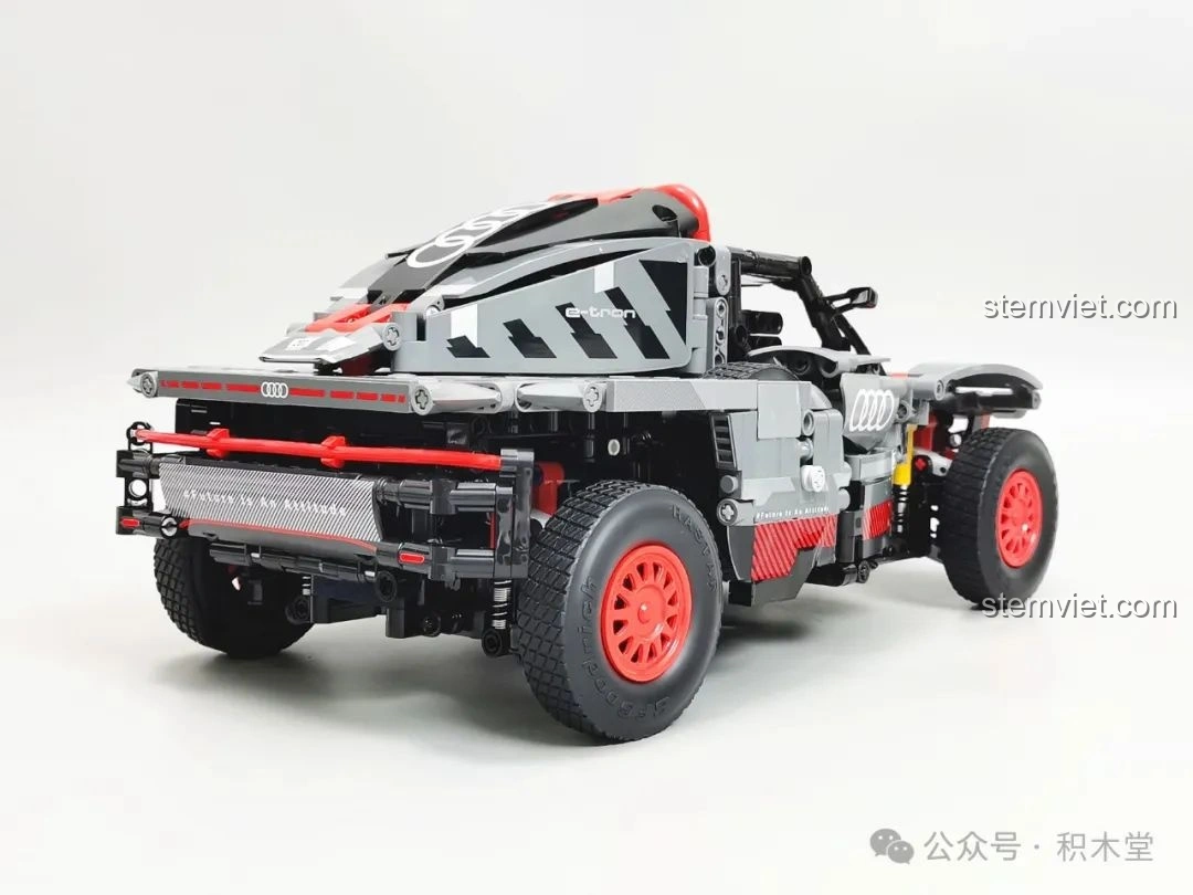 Chi tiết phần đầu xe của mô hình RASTAR 92700 Audi RS Q e-tron, với logo Audi và các đèn pha được tái hiện.