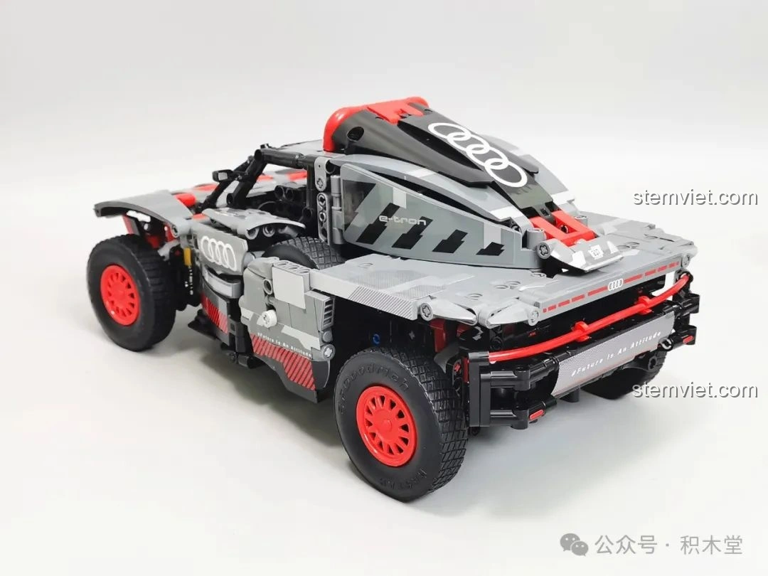 Chi tiết nhãn dán trên nắp capo của mô hình RASTAR 92700 Audi RS Q e-tron, với họa tiết và dòng chữ 'Future Is An Attitude'.