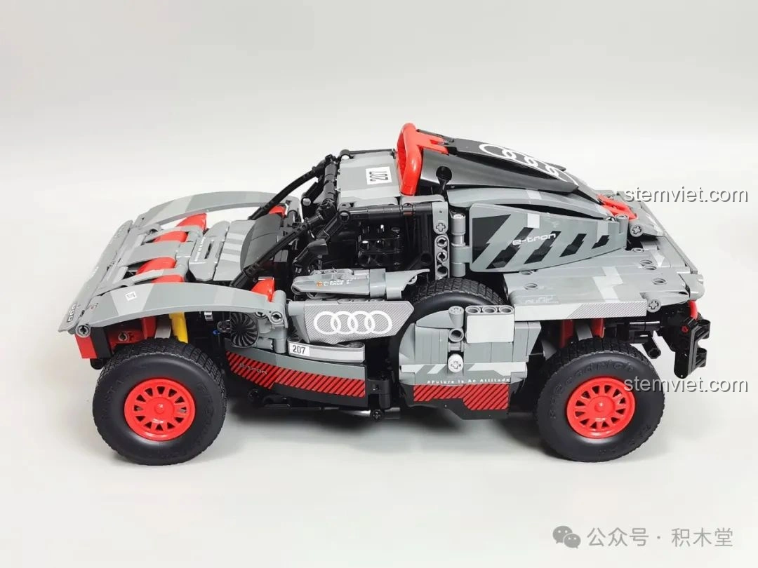 Cửa hút gió lớn trên nóc xe của mô hình RASTAR 92700 Audi RS Q e-tron, tái hiện chi tiết tản nhiệt của xe thật.