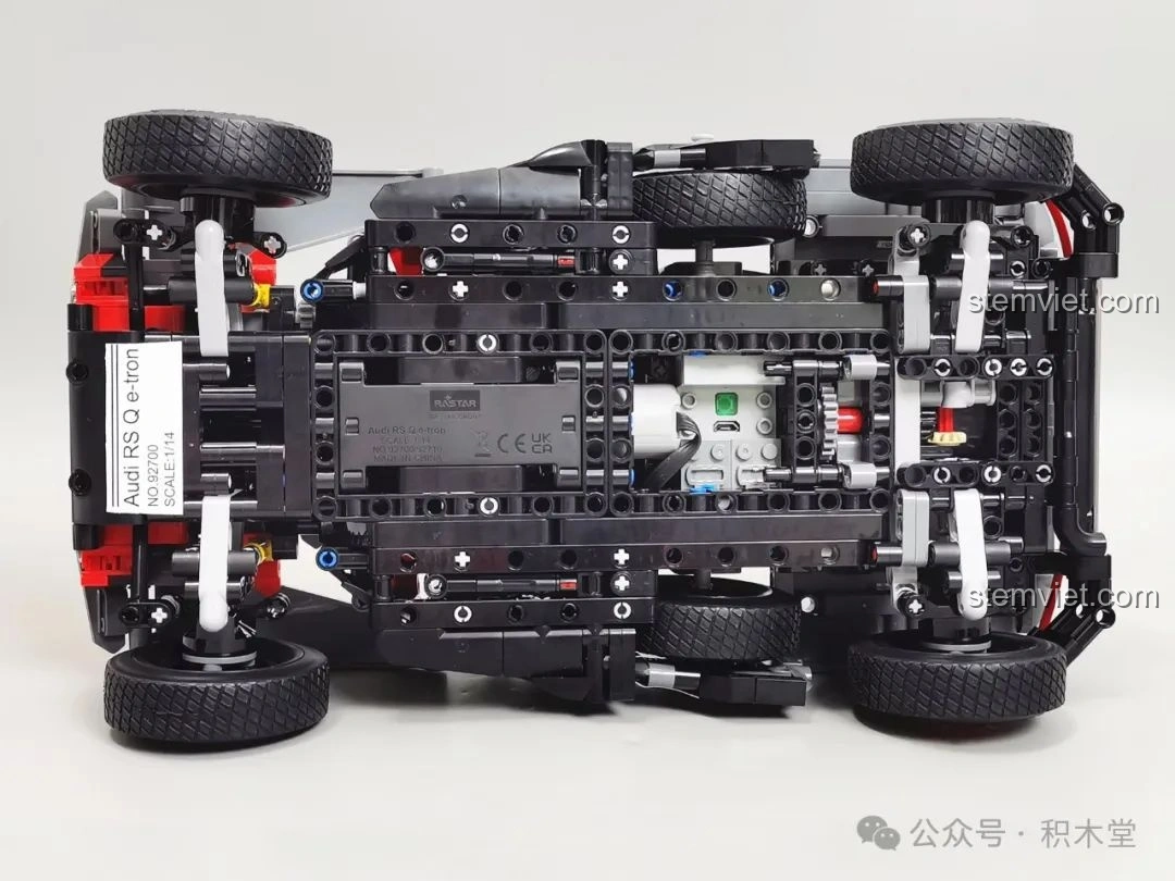 Cửa xe của mô hình RASTAR 92700 Audi RS Q e-tron có thể mở lên, lộ ra nội thất chi tiết và vô lăng.