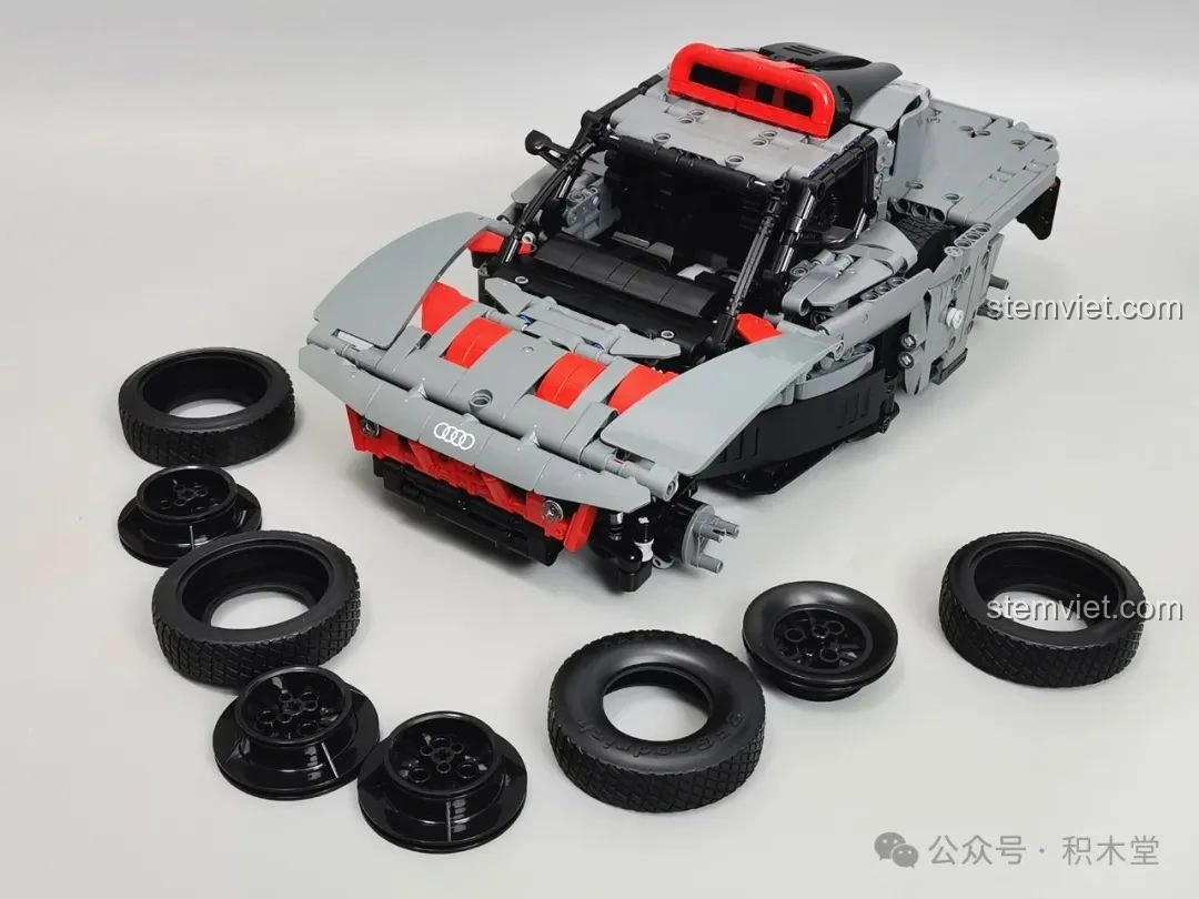 Mô hình RASTAR 92700 Audi RS Q e-tron đã hoàn thiện và dán sticker, thể hiện vẻ ngoài chân thực và chi tiết của xe đua.