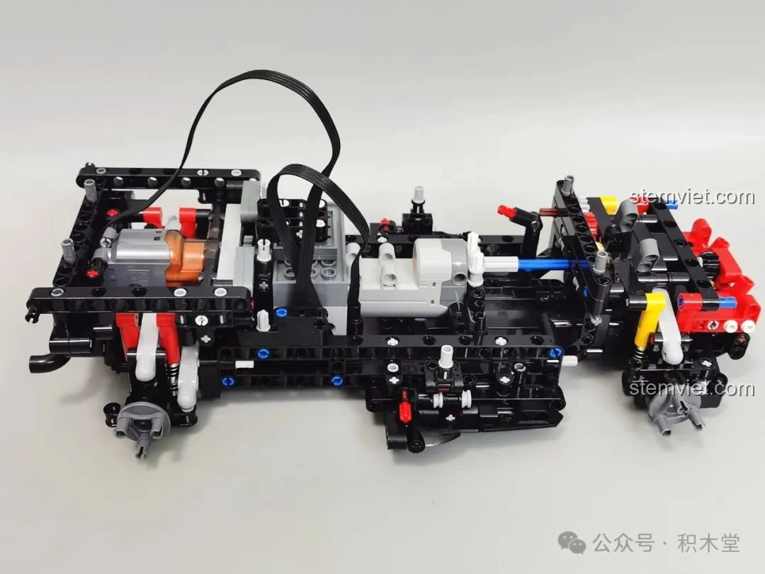 Khung gầm của bộ RASTAR 92700 Audi RS Q e-tron với hệ thống dây điện được bố trí gọn gàng, sẵn sàng cho chức năng điều khiển.