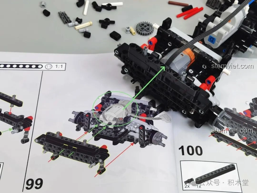 Quá trình lắp ráp khung gầm của bộ RASTAR 92700 Audi RS Q e-tron, với các chi tiết cơ khí phức tạp được kết nối.