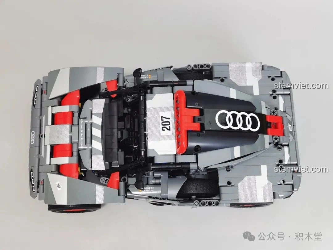 Lốp xe BFGoodrich có bản quyền của mô hình RASTAR 92700 Audi RS Q e-tron, với vân lốp đặc trưng và độ bám đường cao.