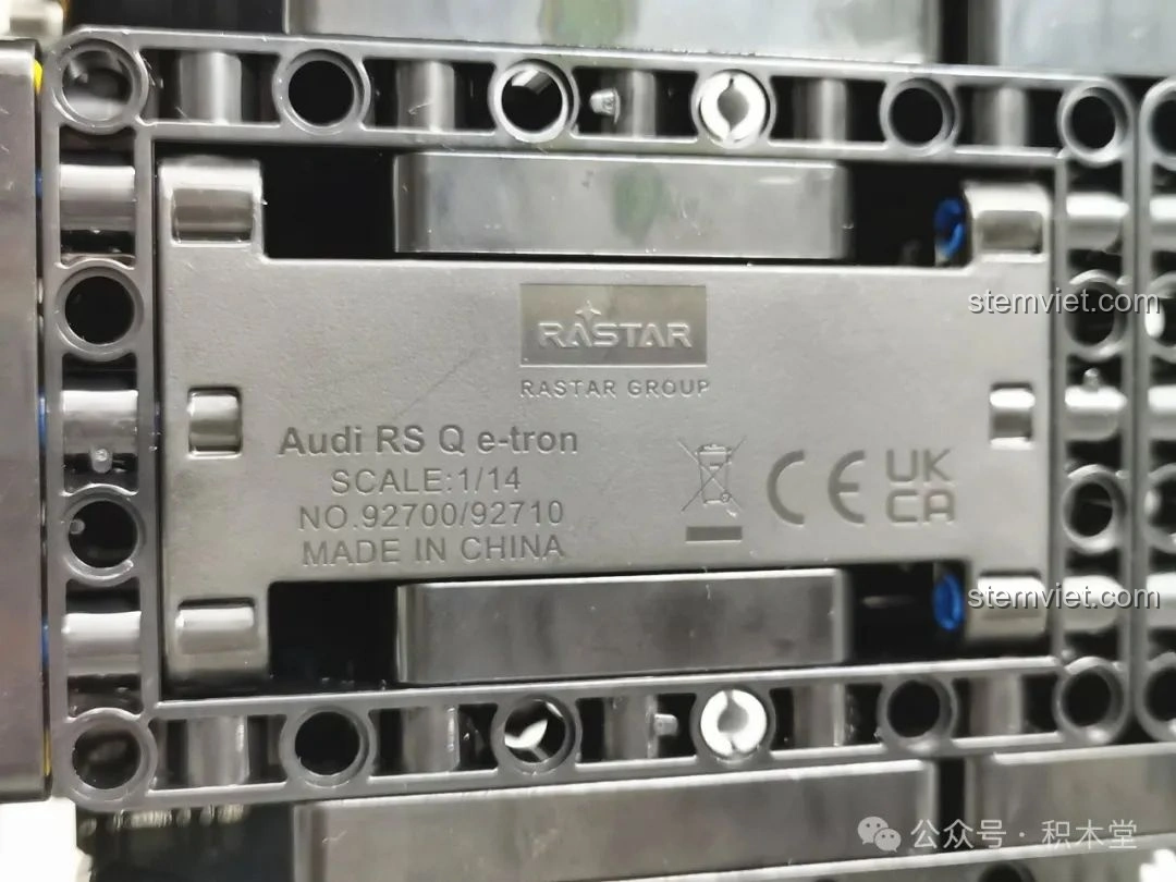 So sánh kích thước giữa mô hình RASTAR 92700 Audi RS Q e-tron tỉ lệ 1:14 và một mô hình nhỏ hơn, cho thấy sự khác biệt rõ rệt.