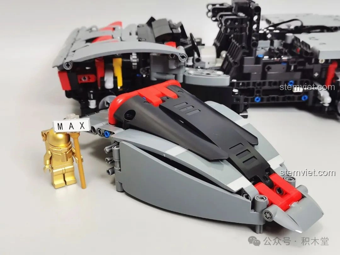 Phần thân trước và vị trí lắp lốp dự phòng của mô hình RASTAR 92700 Audi RS Q e-tron, chi tiết độc đáo.