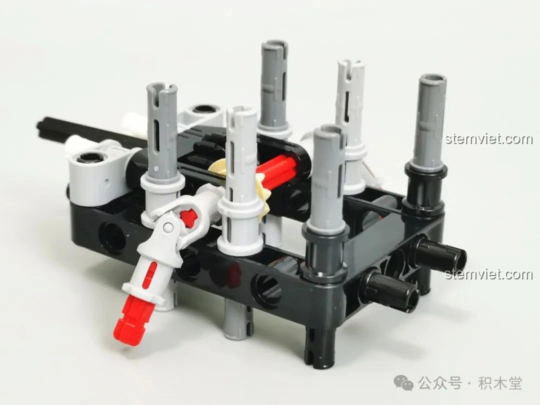 Thiết kế chống nhầm lẫn của các chốt trong bộ RASTAR 92700 Audi RS Q e-tron, giúp người lắp ráp dễ dàng phân biệt và lắp đúng.