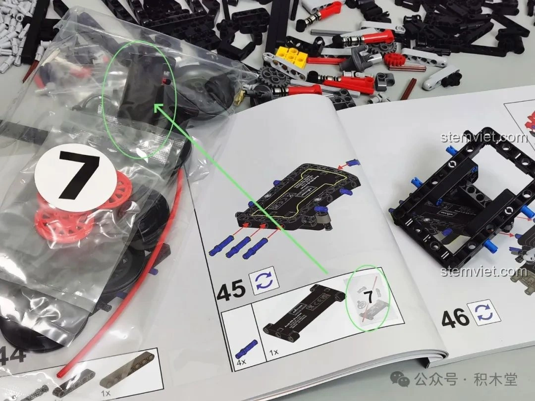 Vị trí tìm thấy tấm bản quyền chính hãng trong túi số 7 của bộ RASTAR 92700 Audi RS Q e-tron, một chi tiết độc đáo.