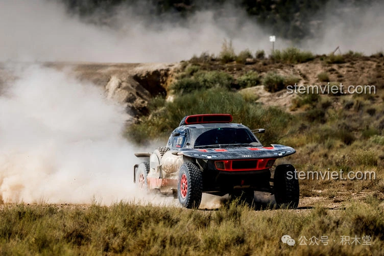 Hình ảnh xe đua Audi RS Q e-tron thật đang chinh phục sa mạc, biểu tượng của chiến thắng Dakar Rally 2024, truyền cảm hứng cho bộ lắp ghép RASTAR 92700.