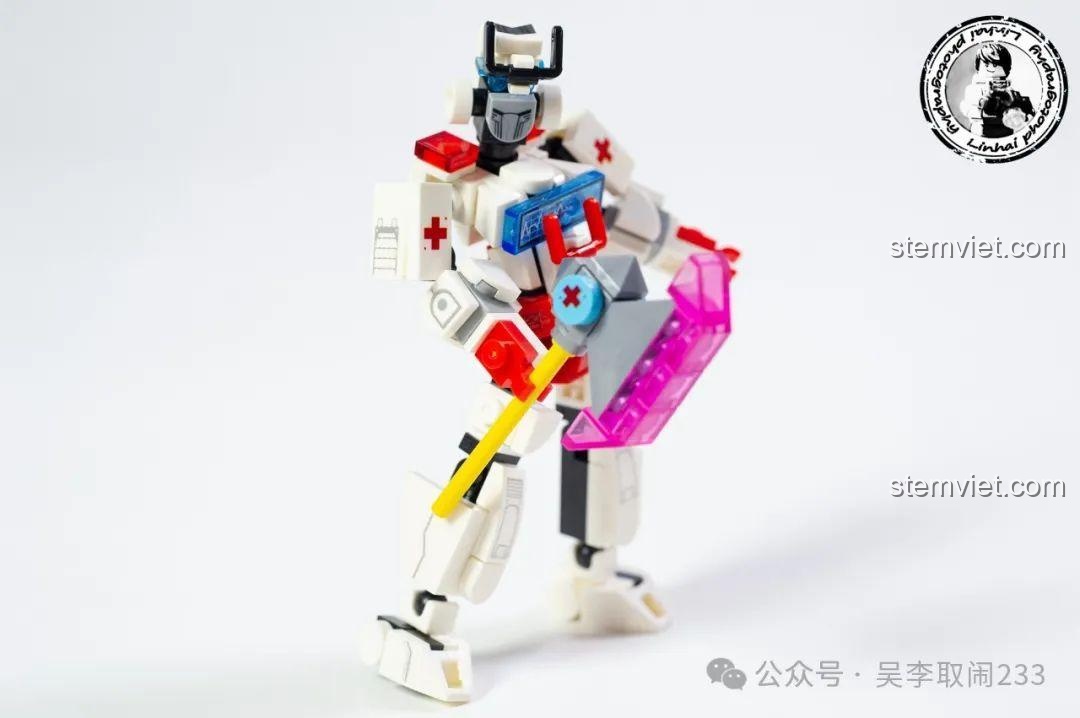 Robot Ratchet cầm chiếc rìu năng lượng, tạo dáng sẵn sàng chiến đấu hoặc phẫu thuật.