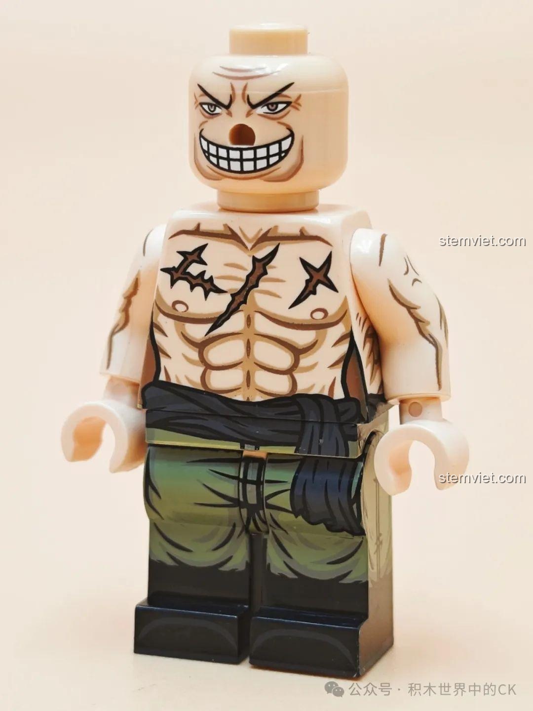 Cận cảnh minifigure Marshall D. Teach (Râu Đen) XINH X0353, thể hiện chi tiết khuôn mặt và áo khoác.