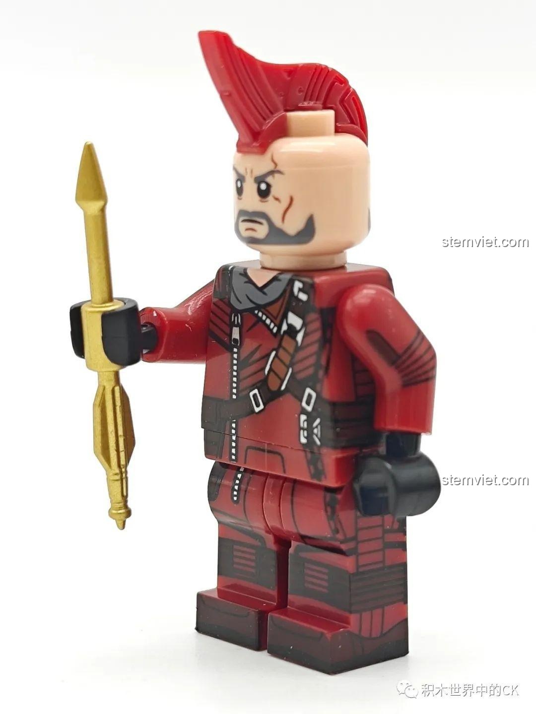 Minifigure Ravager XP-536 cầm mũi tên Yaka màu vàng, một phụ kiện độc đáo trong bộ đồ chơi lắp ráp KORUIT KT1070.