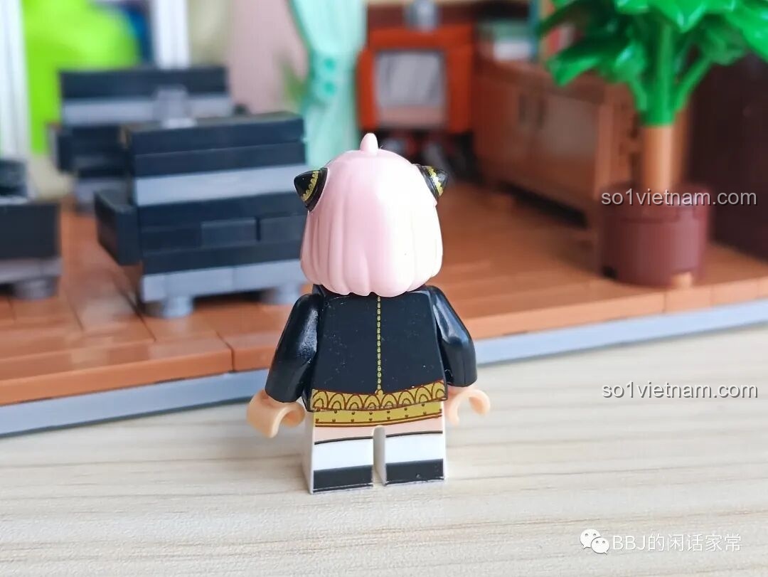 Mặt sau minifigure Anya Forger trong bộ lắp ghép RENZAIMA 745.