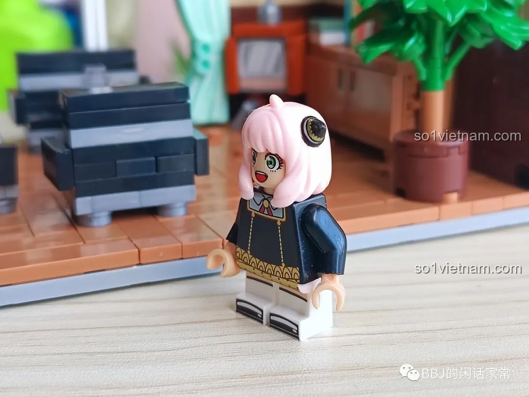 Minifigure Anya Forger nhìn nghiêng trong bộ lắp ghép RENZAIMA 745.