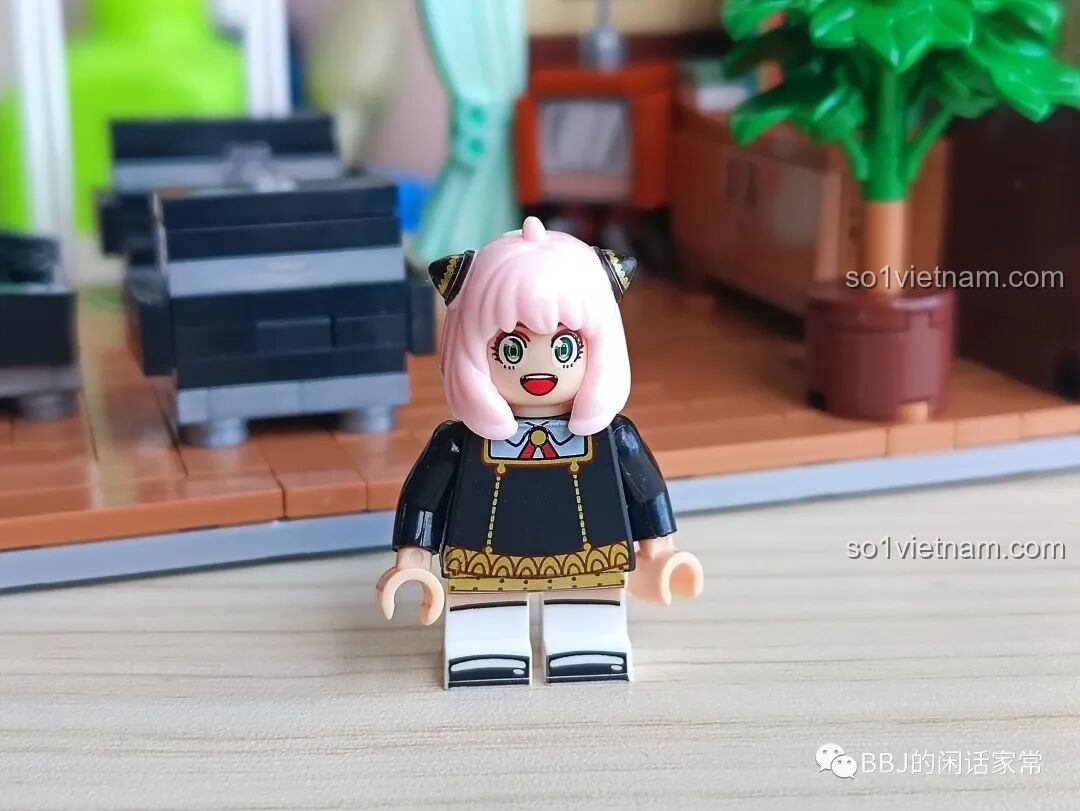 Minifigure Anya Forger nhìn trực diện trong bộ lắp ghép RENZAIMA 745.