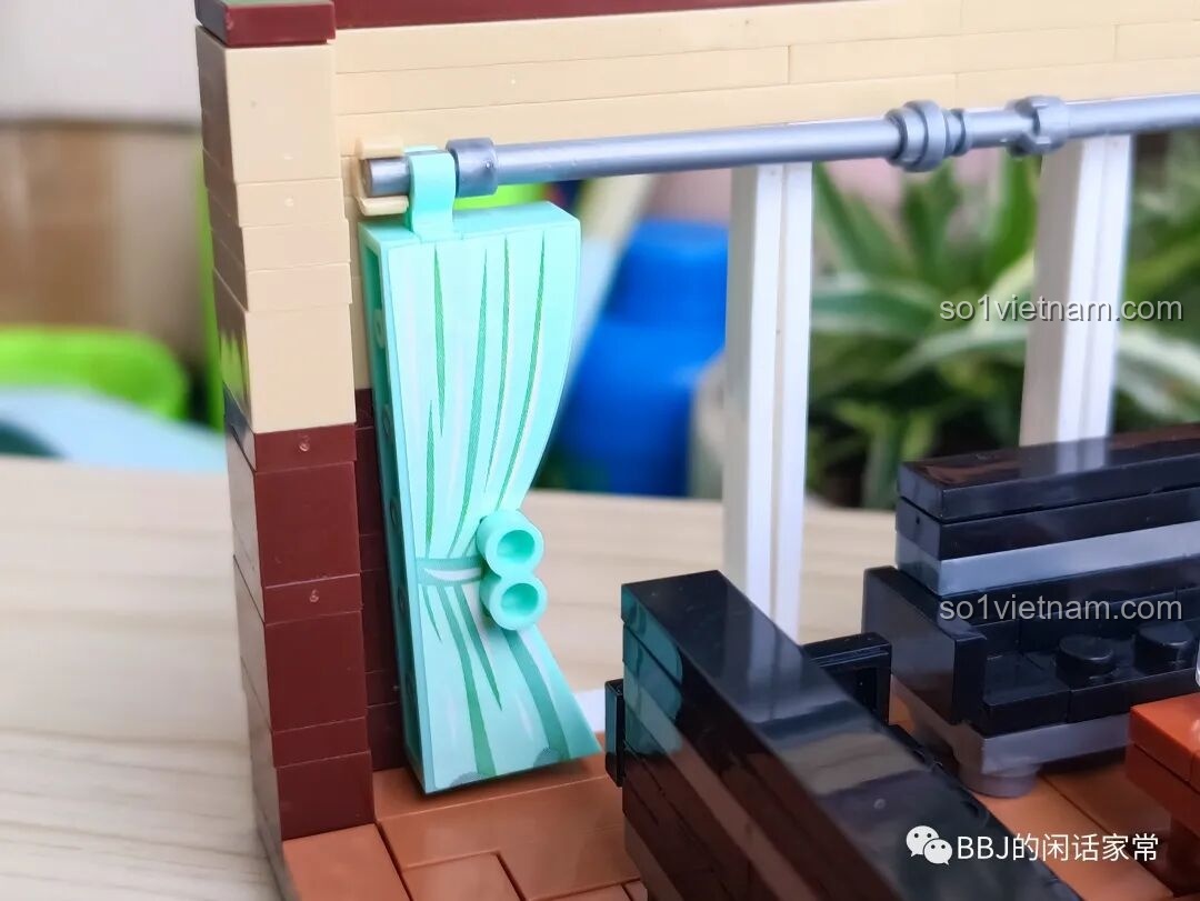 Cận cảnh chi tiết kệ sách và chậu cây cảnh trong mô hình RENZAIMA 745.