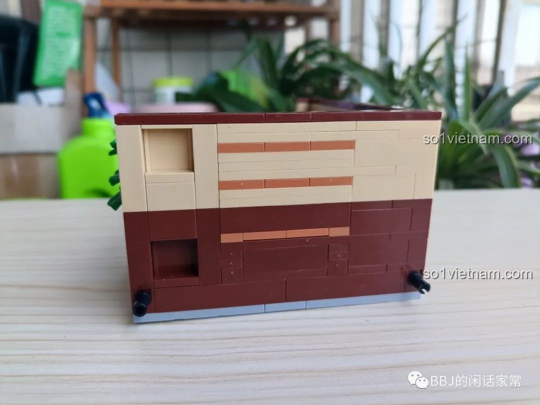 Cận cảnh chi tiết TV cổ điển và rèm cửa trong mô hình RENZAIMA 745.