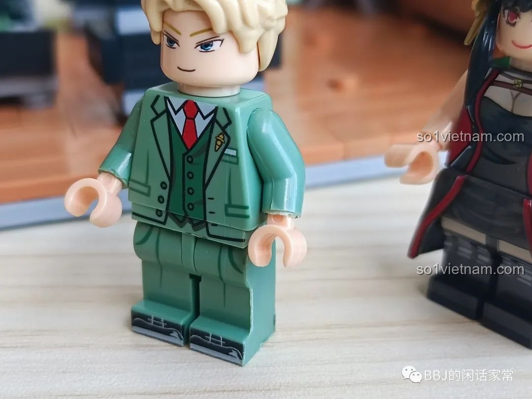 Cận cảnh minifigure Loid Forger trong bộ lắp ghép RENZAIMA 745.