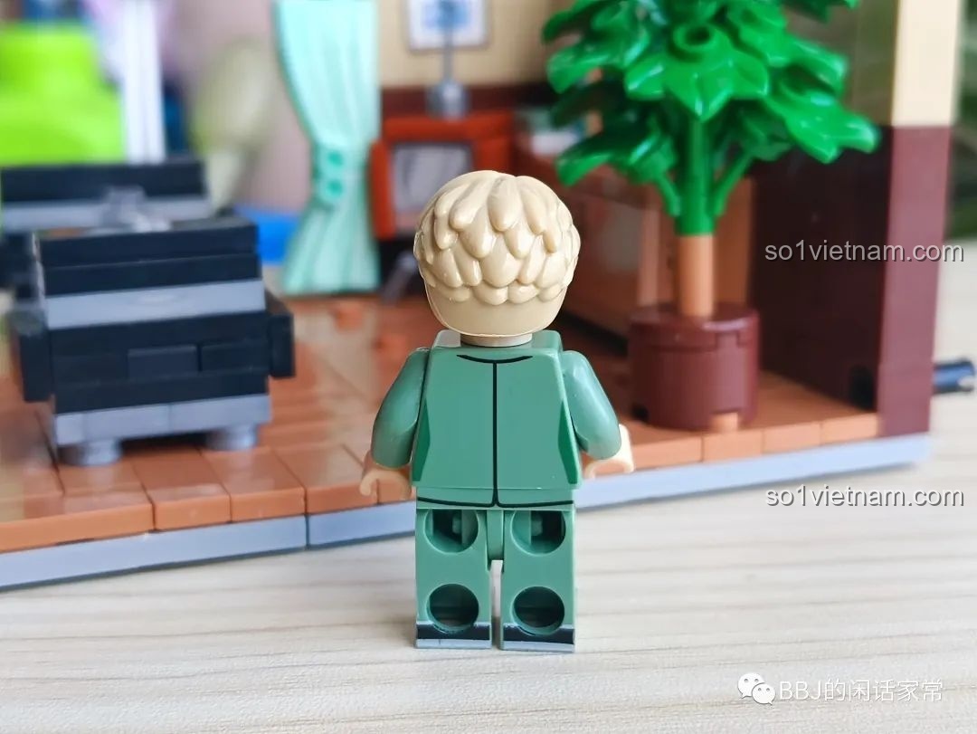 Mặt sau minifigure Loid Forger trong bộ lắp ghép RENZAIMA 745.