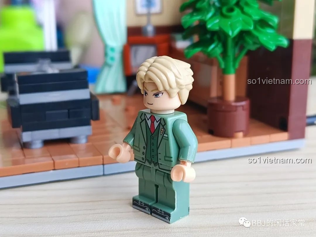 Minifigure Loid Forger nhìn nghiêng trong bộ lắp ghép RENZAIMA 745.