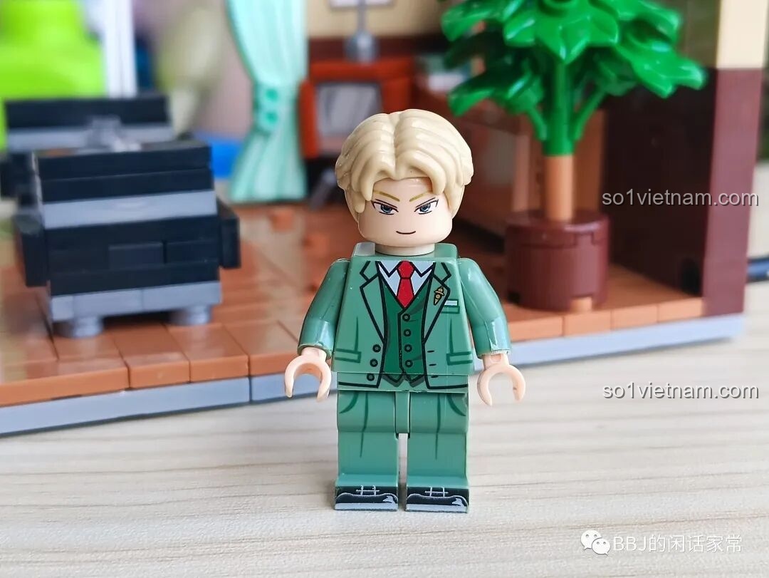 Minifigure Loid Forger nhìn trực diện trong bộ lắp ghép RENZAIMA 745.