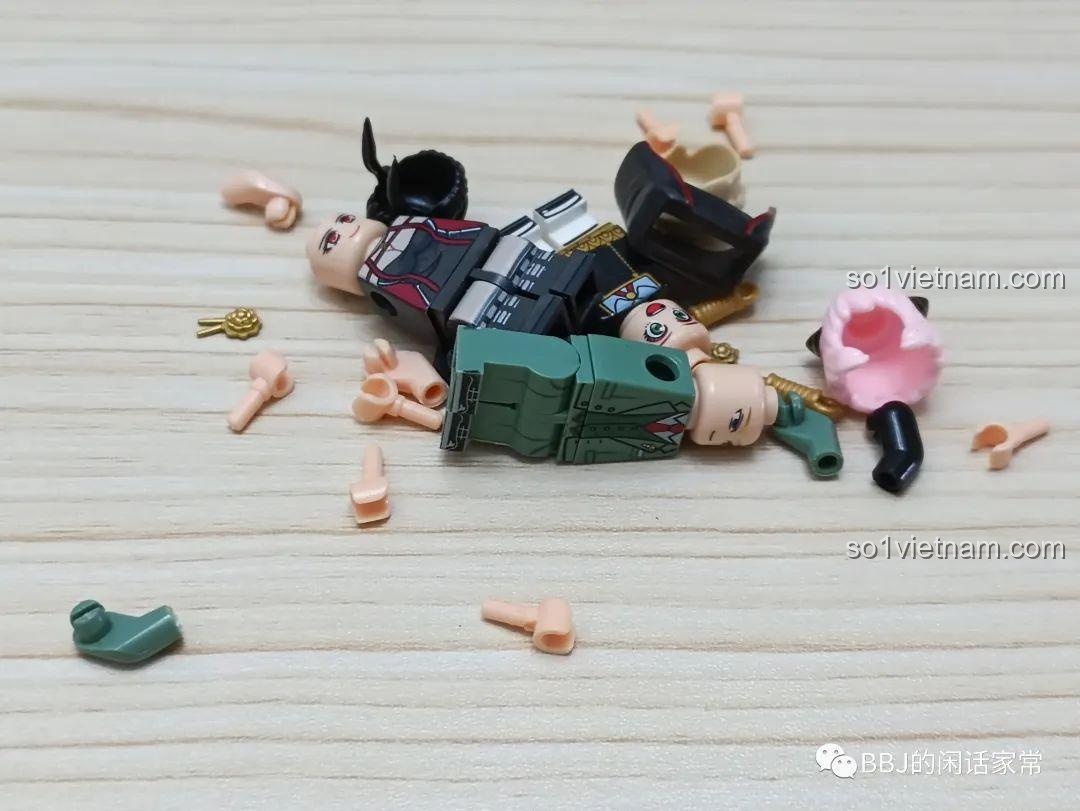 Các mảnh ghép minifigures của Loid, Anya, Yor Forger trước khi lắp ráp trong bộ RENZAIMA 745.