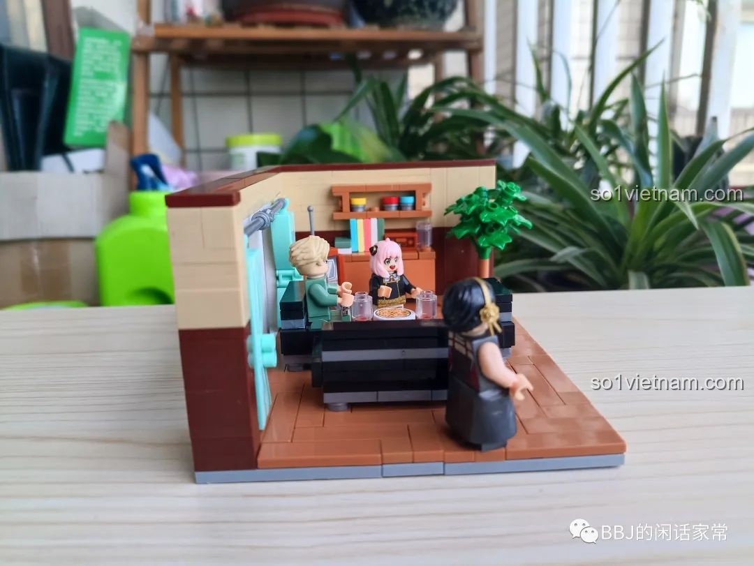 Mặt ngoài của mô hình phòng khách Gia đình Điệp viên RENZAIMA 745.