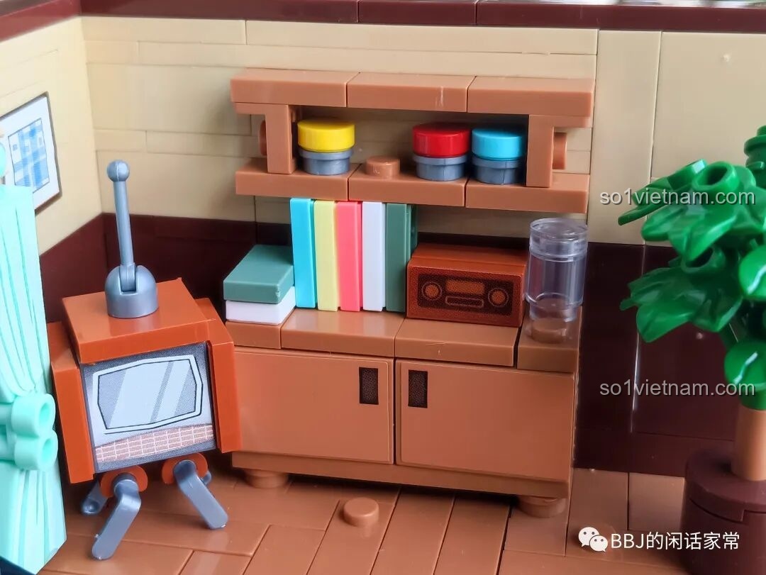 Mô hình phòng khách Gia đình Điệp viên RENZAIMA 745 được cầm trên tay, thể hiện kích thước.