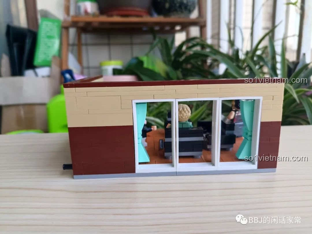 Mô hình phòng khách Gia đình Điệp viên RENZAIMA 745 với các minifigures Loid, Anya, Yor.