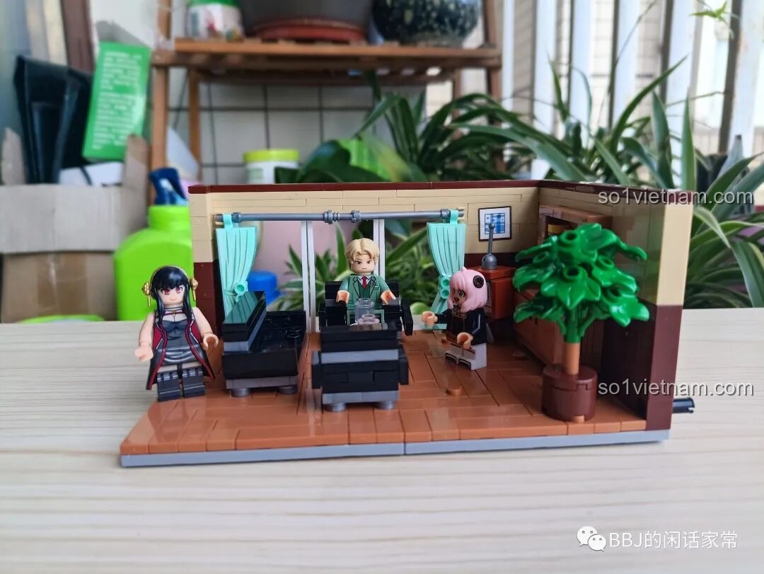 Mô hình phòng khách Gia đình Điệp viên RENZAIMA 745 với các minifigures từ góc trên.