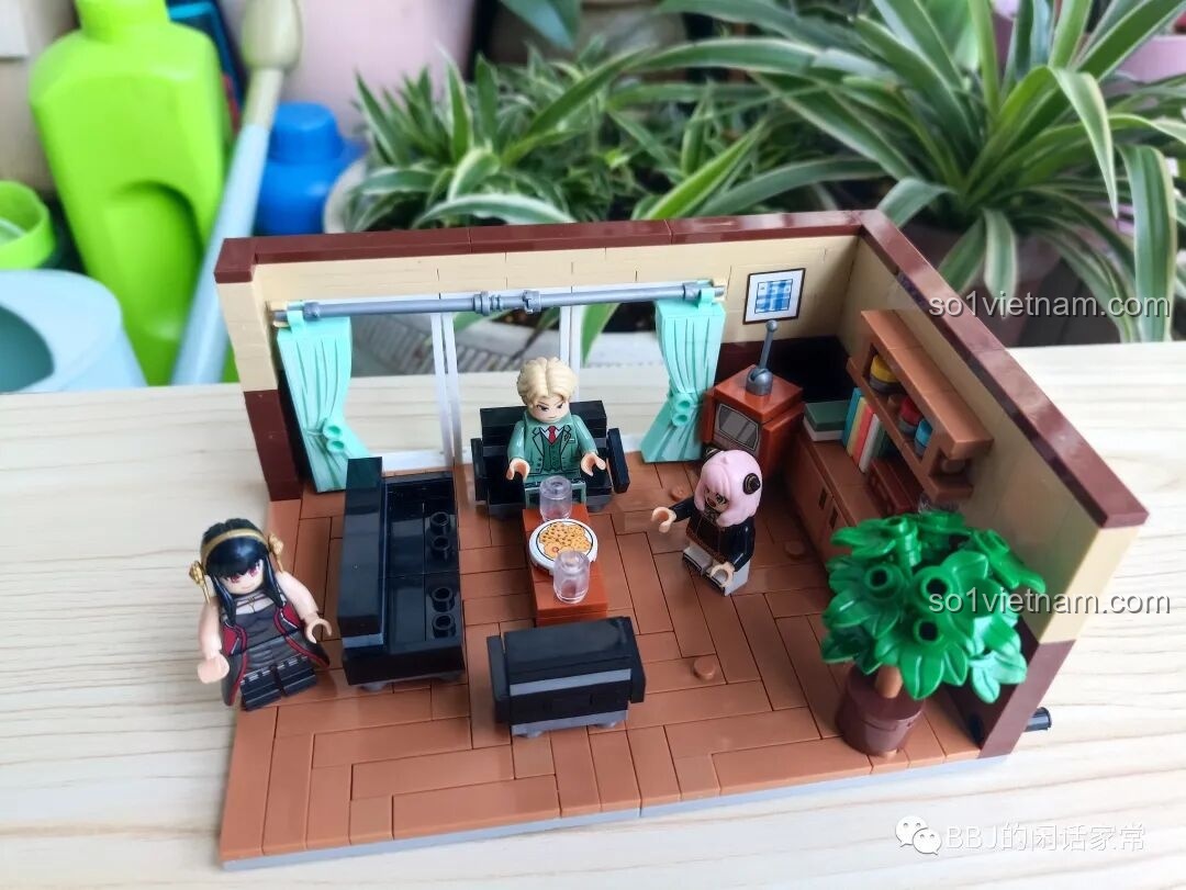 Mô hình phòng khách Gia đình Điệp viên RENZAIMA 745 với các minifigures từ góc nghiêng.