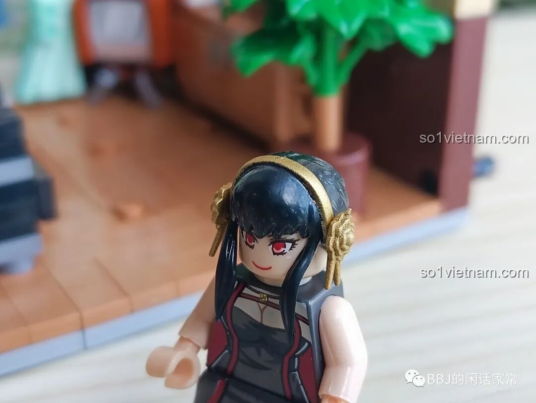 Cận cảnh minifigure Yor Forger trong bộ lắp ghép RENZAIMA 745.