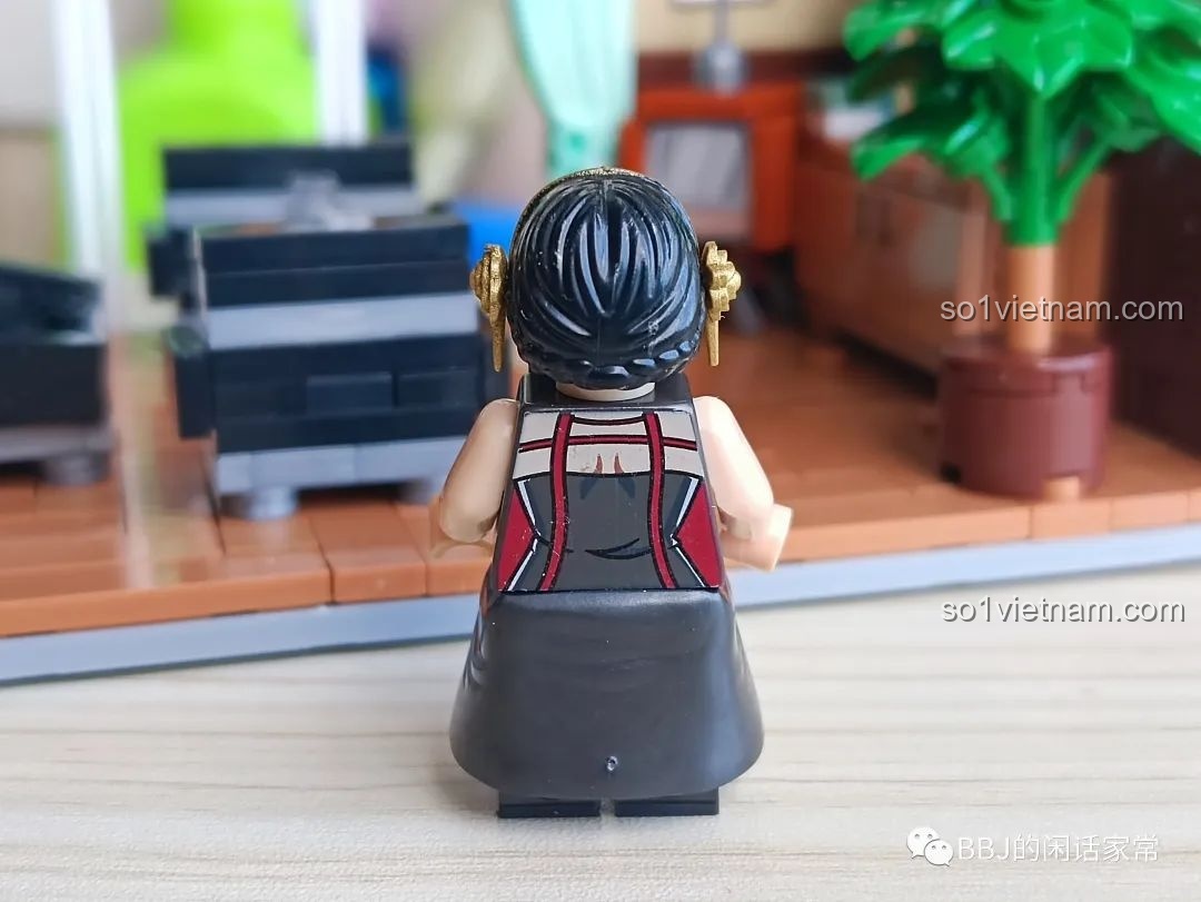 Mặt sau minifigure Yor Forger trong bộ lắp ghép RENZAIMA 745.