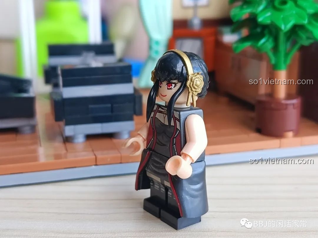 Minifigure Yor Forger nhìn nghiêng trong bộ lắp ghép RENZAIMA 745.