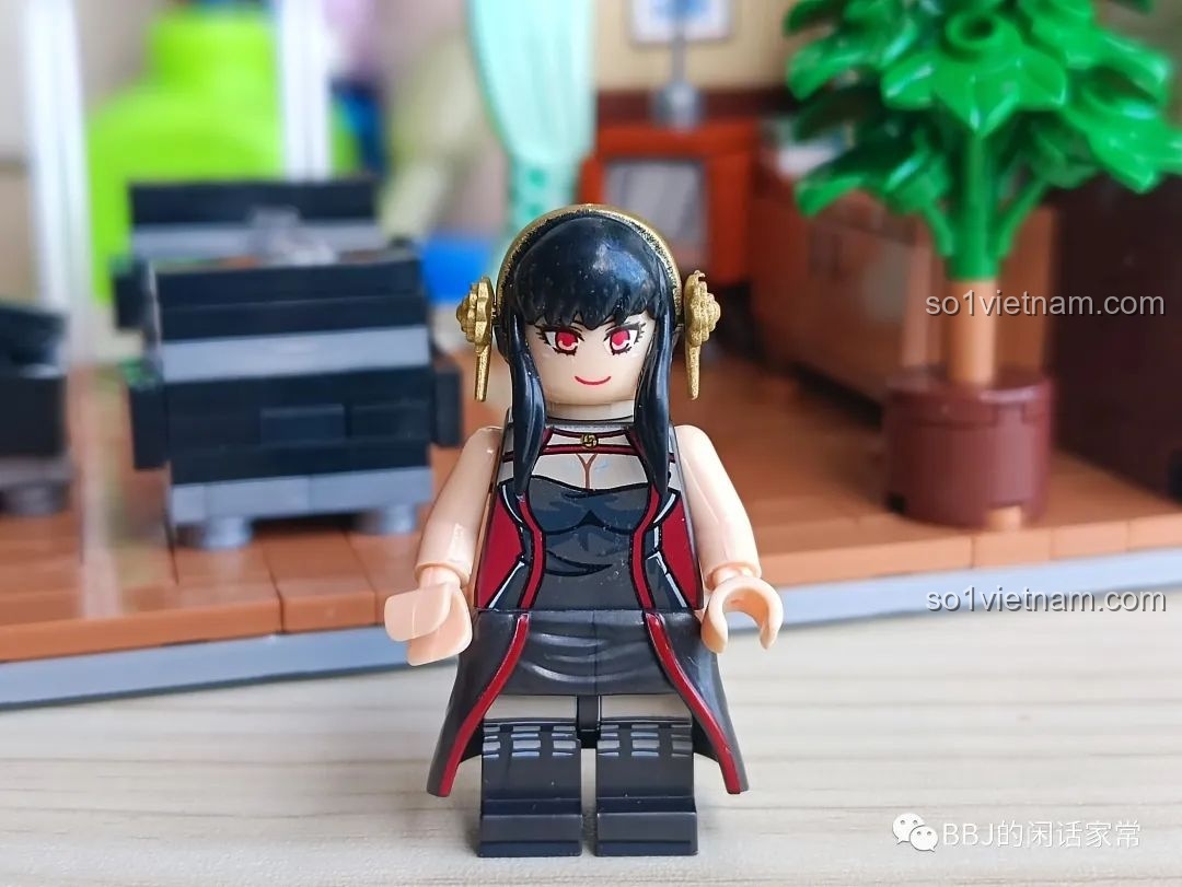 Minifigure Yor Forger nhìn trực diện trong bộ lắp ghép RENZAIMA 745.