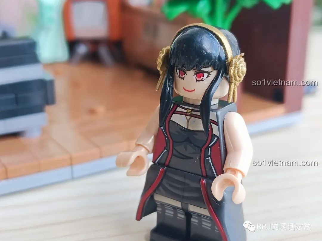 Minifigure Yor Forger cầm vũ khí trong bộ lắp ghép RENZAIMA 745.