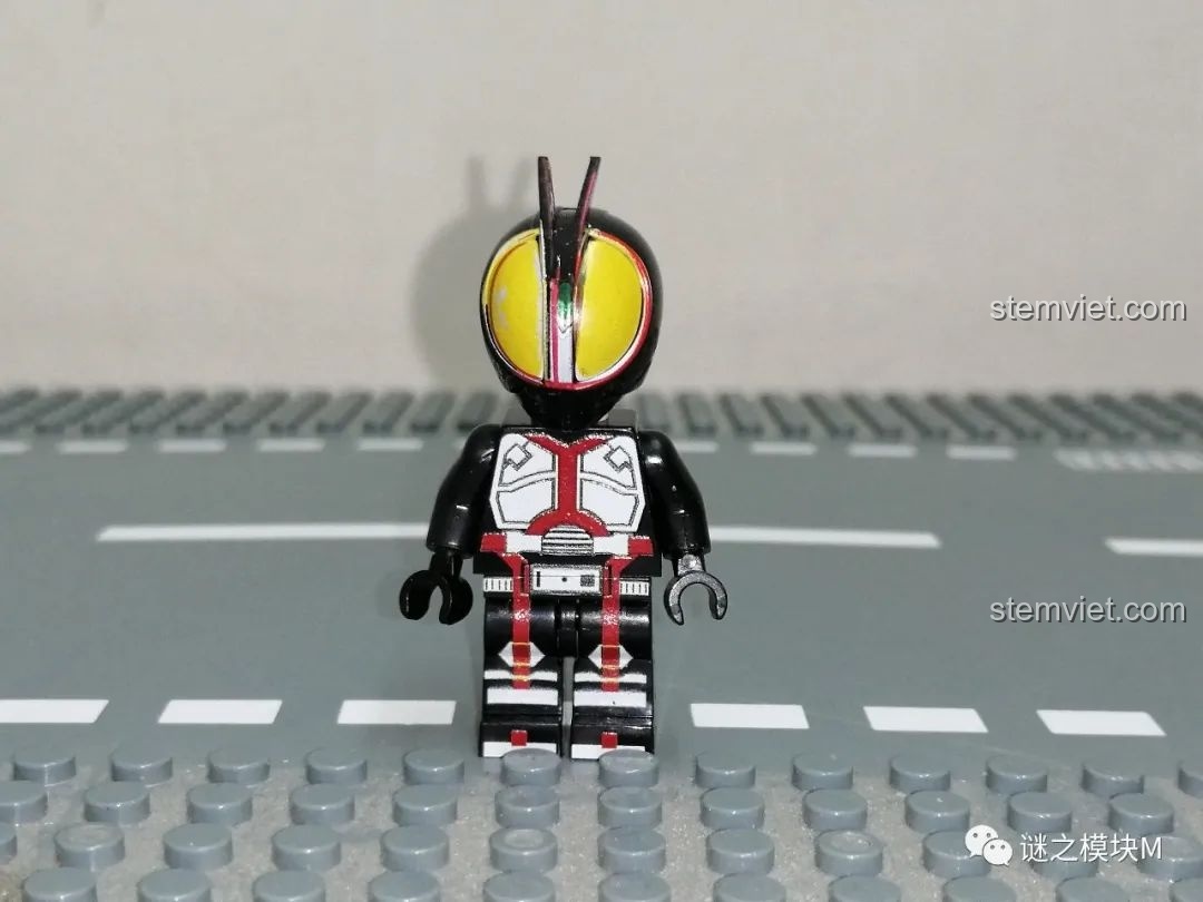 Minifigure Kamen Rider Faiz từ bộ 818 2232 thiếu hoàn toàn các chi tiết màu bạc trên mặt nạ.