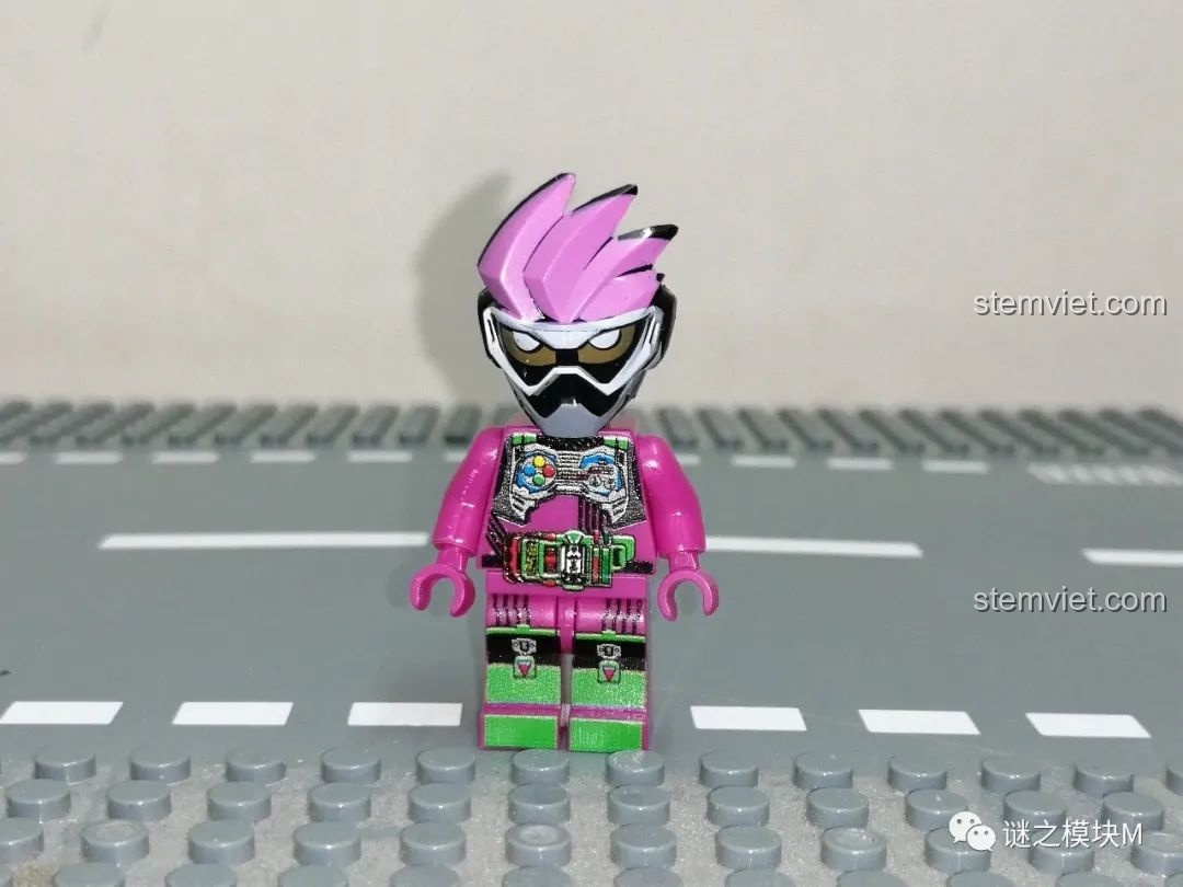 Minifigure Kamen Rider Ex-Aid với lỗi in ấn nghiêm trọng trên phần mũ giáp, chi tiết bị lệch.