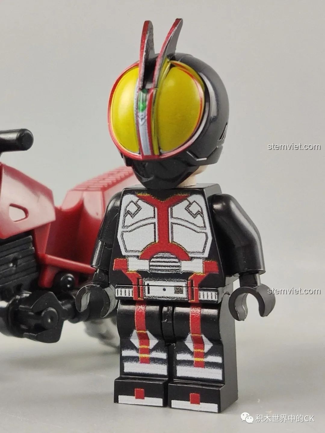 Cận cảnh minifigure Kamen Rider Zi-O sau khi đội mũ, chi tiết mũ được làm rất tốt trong bộ lắp ghép 818 82232.