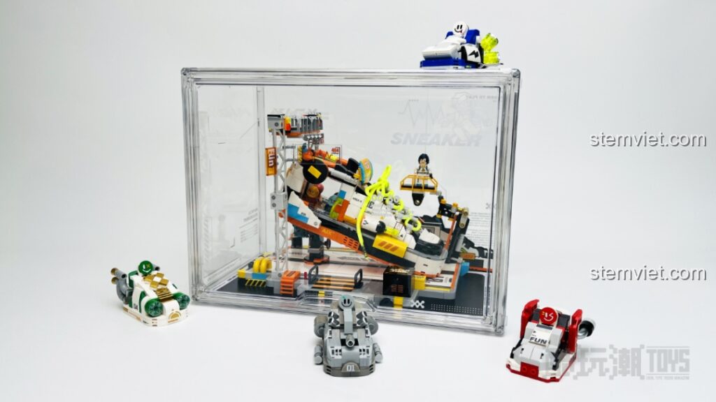 Mô hình Trạm Cơ Sở Giày Sneaker AREA-X AX0030 hoàn chỉnh, trưng bày trong hộp acrylic cùng 4 mẫu mini sneaker độc đáo.