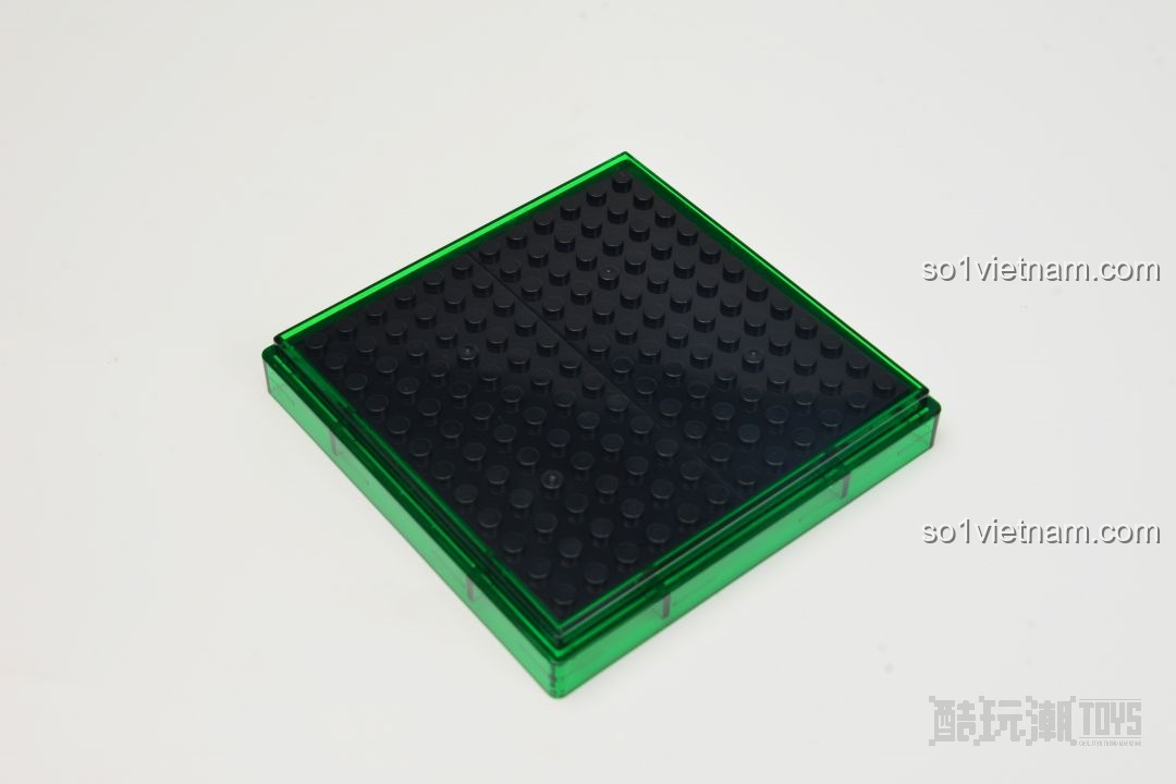 Đế đen được đặt lên trên đế xanh, tạo nền vững chắc cho mô hình AREA-X AX0080 Pop Life.