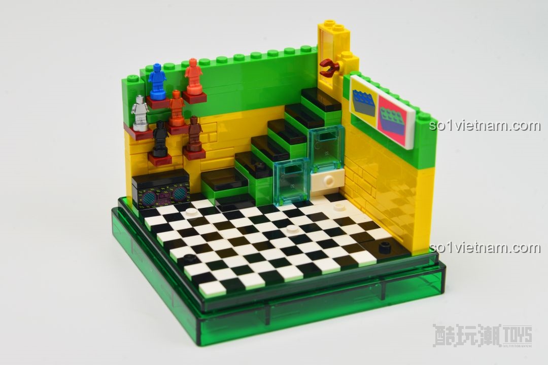 Các bức tường màu xanh lá và vàng của mô hình AREA-X AX0080 Pop Life đang được lắp ráp, tạo không gian sống động.