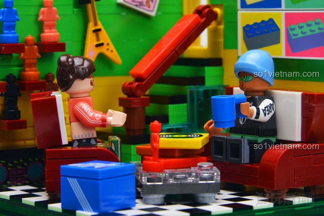 Chi tiết chiếc đàn guitar vàng và các bức tượng nhỏ trên kệ của mô hình AREA-X AX0080 Pop Life, tăng tính nghệ thuật.