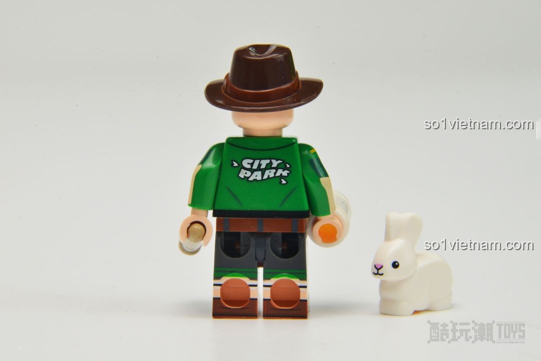 Các bức tường và khung cửa sổ trong suốt của mô hình AREA-X AX0082 Caudex House, làm nổi bật không gian xanh.